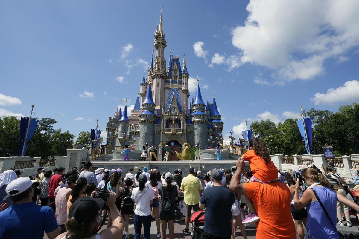 20-must-know-facts-about-disney-worlds-magic