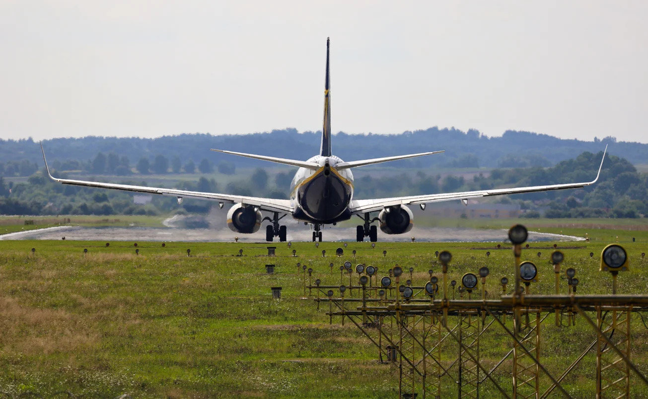 19 Facts About Airport Runways - OhMyFacts